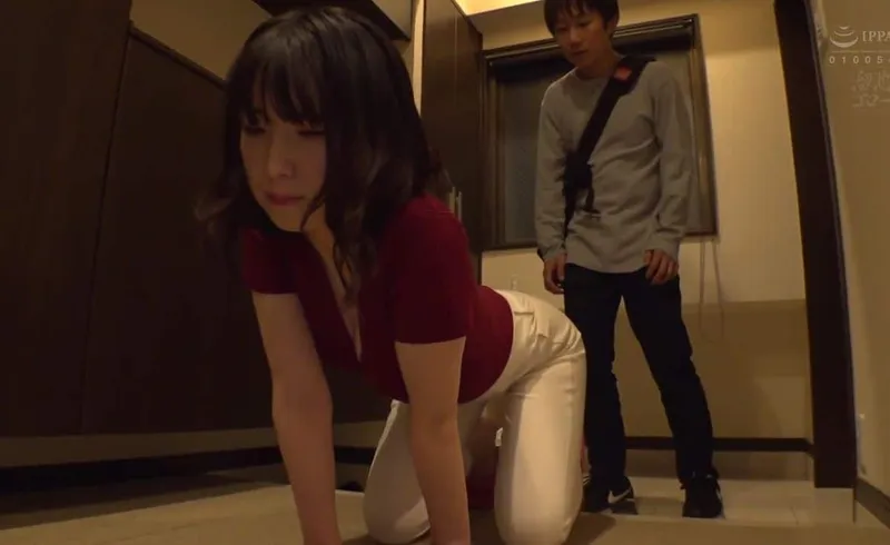 Cô hàng xóm thiếu thốn và cậu học sinh trúng độc đắc cạnh bên