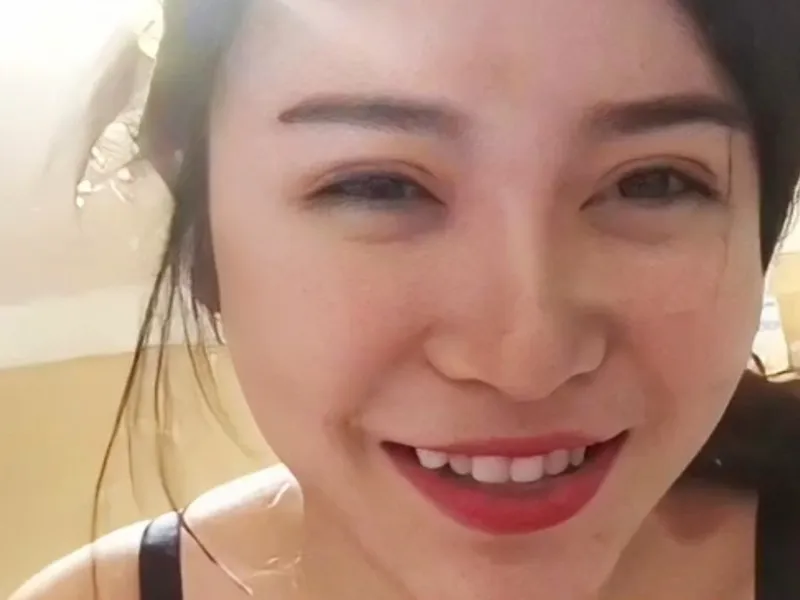 Dì cháu lâu lâu mới gặp nhau đi ăn mà cháu bắt liếm cậu bé ăn chuối